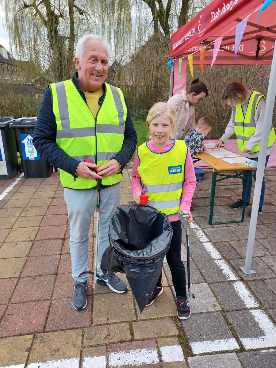 Twistvlied -Wickelhof is weer mooi schoon dankzij deze kanjers. Ook wethouder Maarten van der Greft hielp mee! In Abcoude, bij Vinkeveen Haven, in de wijk Hofland en in De Hoef werd opgeruimd.
Dank aan alle vrijwilligers die meehielpen!
#gemderondevenen 
#landelijkeopschoondag