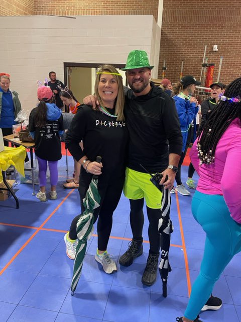 FoundationDms's tweet photo. Despite Mother Nature trying to scare us off with cold &amp; rain, the Dickerson staff, parents, &amp; students had a blast last night at our Glow Run! Thanks to Kari F. for organizing this amazing race, &amp; thanks to our volunteers for showing up &amp; making sure everyone was safe &amp; had fun! https://t.co/wCZz9Sdf22