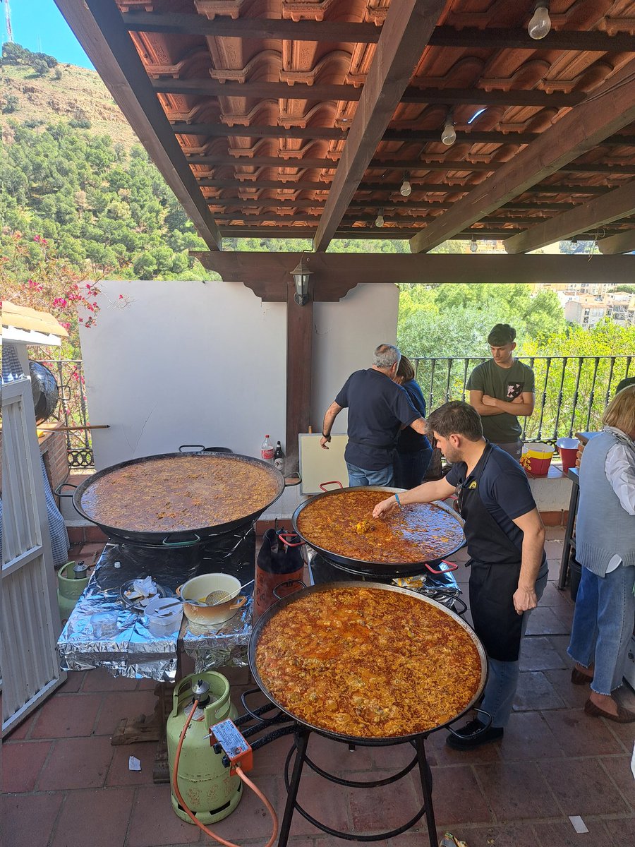 MonteCalvario's tweet photo. 📸 Hoy ha tenido lugar en nuestra Ermita la entrega de papeletas de sitio y jornada de convivencia con los participantes de la Estación de Penitencia. #CofradíasMLG https://t.co/TvTTwK960q