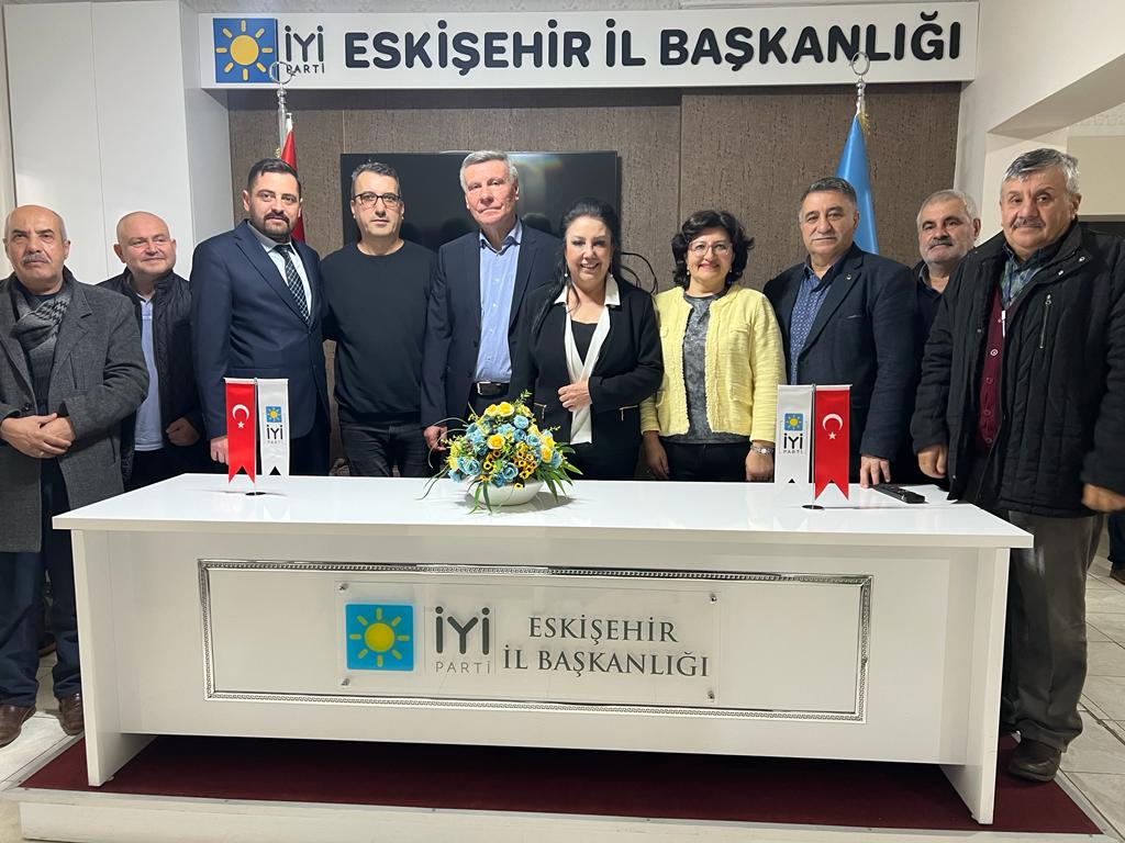 iyipartiesk26's tweet photo. İl Başkanımız Sayın Dt Emine EDİZGİL,
Sivrihisar’lılar Sosyal ve Dayanışma Derne��i Yöneticileri ile buluştu.
Nazik ziyaretleri için Teşekkür Ederiz. https://t.co/YTnDX3KtWa