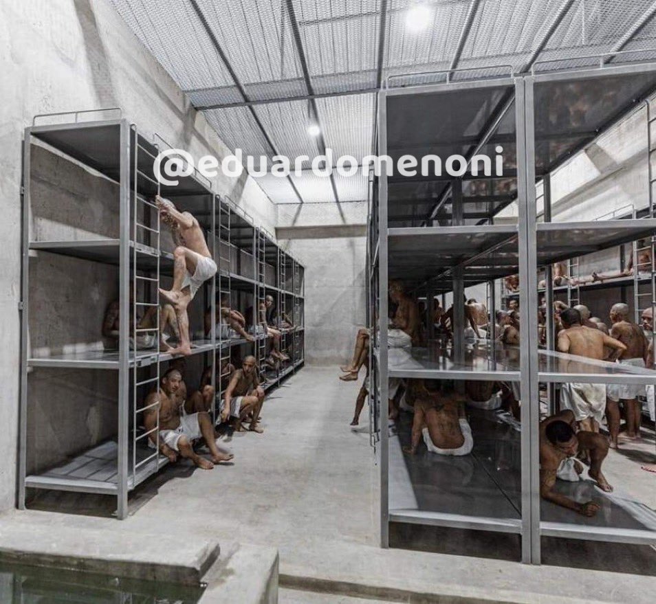 🇸🇻 | Así duermen los pandilleros en El Salvador, sin colchón, sin almohadas y sin cobijas, para que sientan todo el peso de su condena por los delitos cometidos. ¿Apoyas esta idea del Presidente Nayib Bukele?