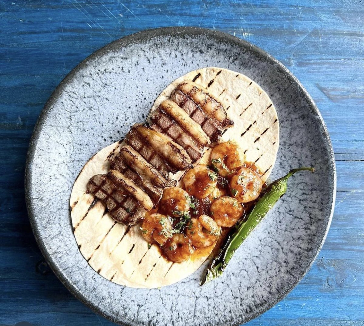 chefyalcinkaya's tweet photo. Buda bizim surf&amp;turf kuzu karides tabağımız ,bunu porsiyon sipariş edebilirsiniz mesela bu da az derseniz 😂 gidip esnaf lokantası açıcam valla 😂 geliyorlar bak sinir ettiniz 😂😂 https://t.co/2rVdNF0a3S