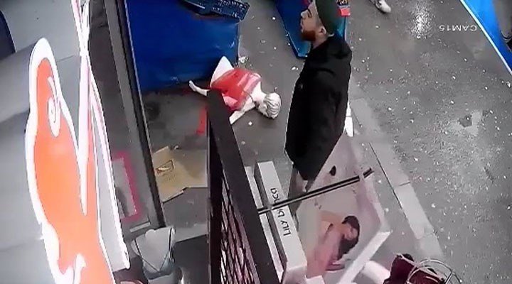 yeni1haberr's tweet photo. İstanbul Fatih'te kimliği belirlenemeyen bir kişi, iç giyim mağazanın önündeki cansız mankenlere saldırdı.

Saldırgan, "Bunlar kadın bedenini teşhir ediyor" diye bağırarak uzaklaştı. https://t.co/6fp0nRiVm3