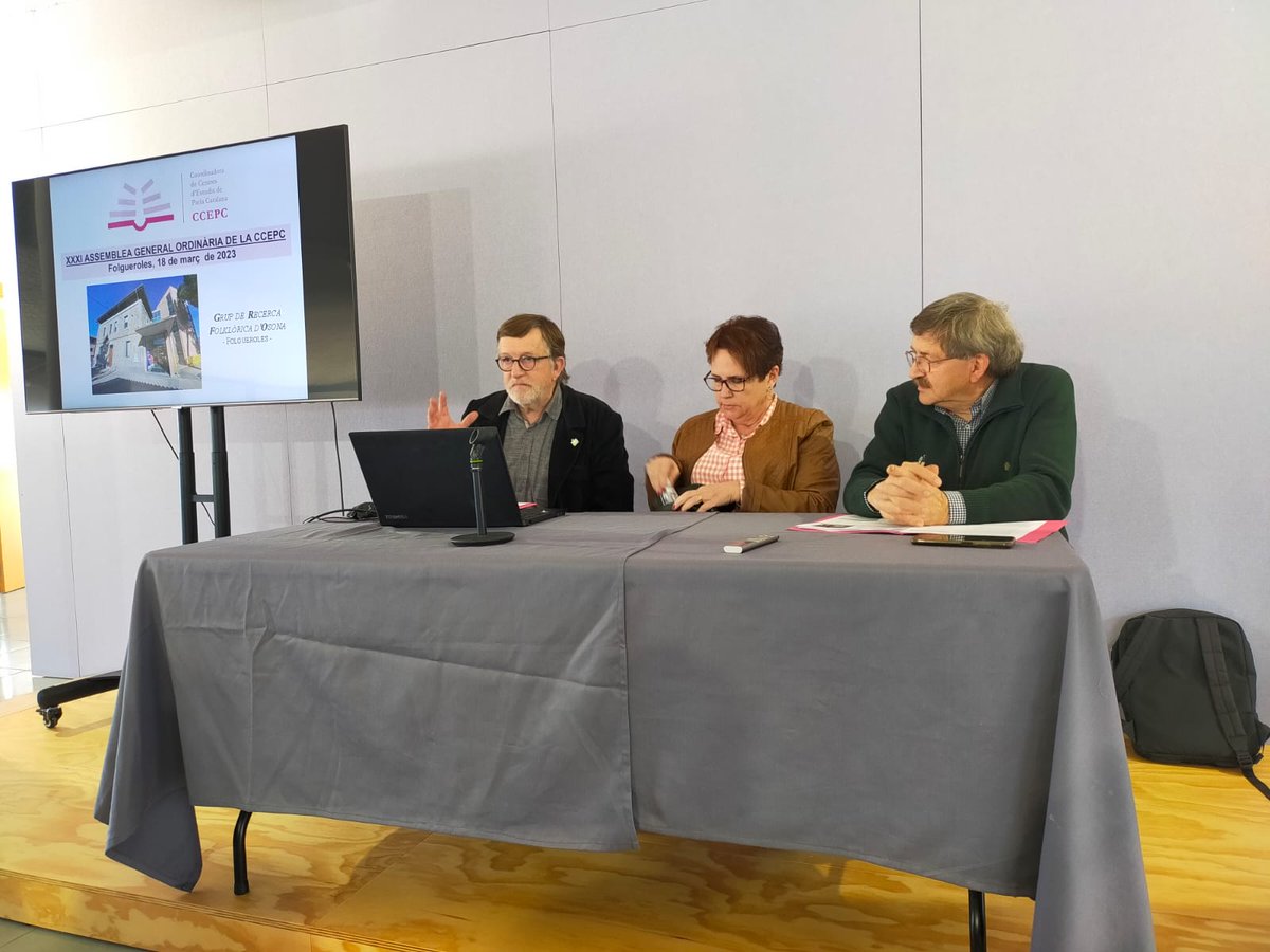 iramunt's tweet photo. 📣Avui a #Folgueroles s'ha celebrat la XXXI Assemblea General Ordinària de la CCEPC!
🧐S'ha presentat la proposta d'activitats 2023 de la @ccentresestudis
👉@MCarmeJF74, dir. de l'IRMU, ha presentat els projectes de l'@iramunt
#TeiximComunitatCultural #SumarPerMultiplicar https://t.co/bi9WfR94I5