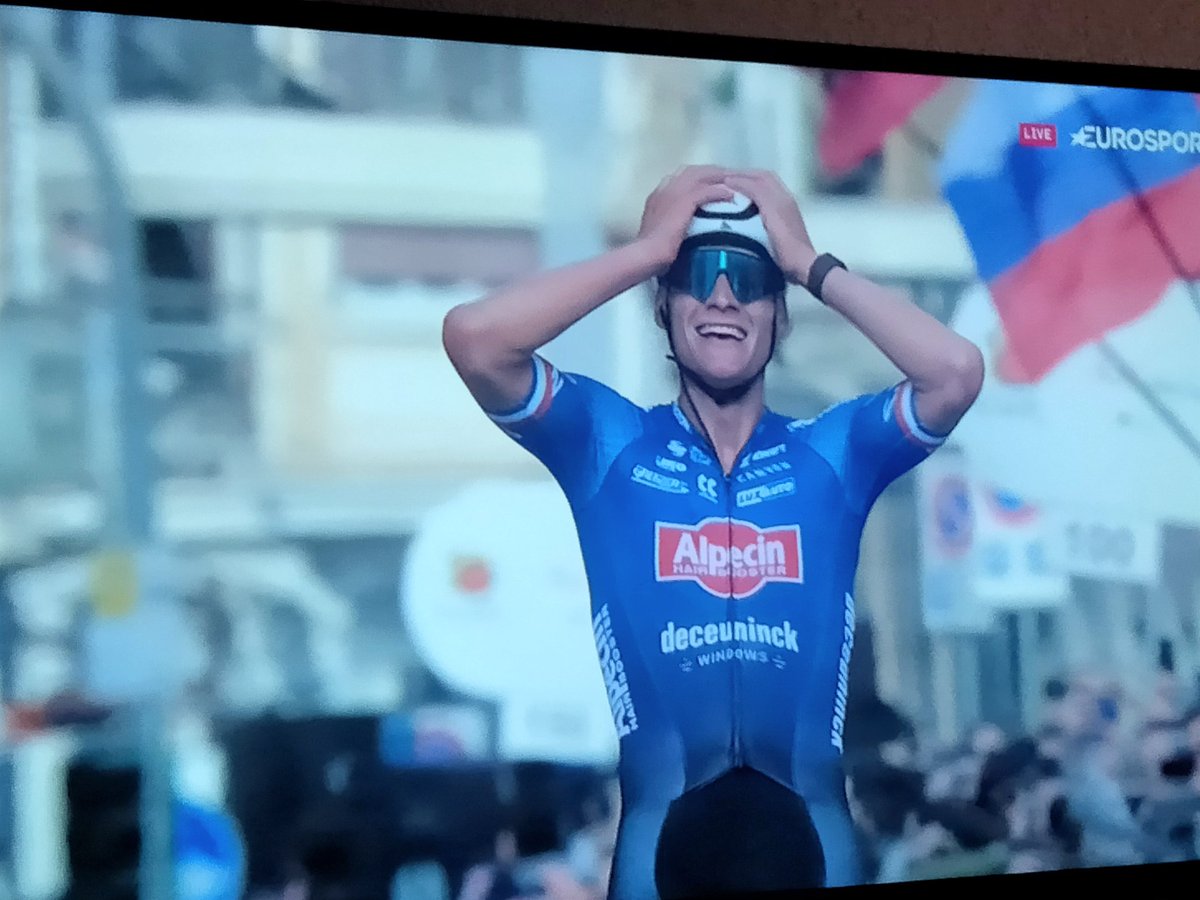 PereJP16's tweet photo. Se adelanta el día del padre. 
Mi padre. #MVDP #Milansanremo https://t.co/kFheyQD8lK