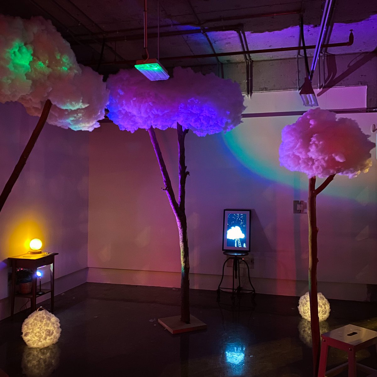 mannai90's tweet image. برنامج الإقامة الفنية -مطافي علمني إني ما أتردد في التعبير عن خيالي.. عشان جي صممت مساحة المكتب بإنها تطلع على غابة سحرية فيها شجر الغيم ..  لأن ليش لأ ☁️🥲✨✨

(الأشجار جزء من عملي الفني (بعنوان واقطف لك نجوم السما) اللي بقدمه بإذن الله في معرض نهاية الإقامة..