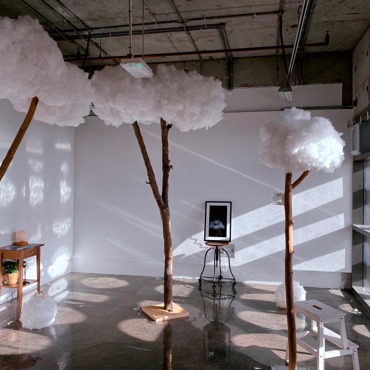 mannai90's tweet image. برنامج الإقامة الفنية -مطافي علمني إني ما أتردد في التعبير عن خيالي.. عشان جي صممت مساحة المكتب بإنها تطلع على غابة سحرية فيها شجر الغيم ..  لأن ليش لأ ☁️🥲✨✨

(الأشجار جزء من عملي الفني (بعنوان واقطف لك نجوم السما) اللي بقدمه بإذن الله في معرض نهاية الإقامة..