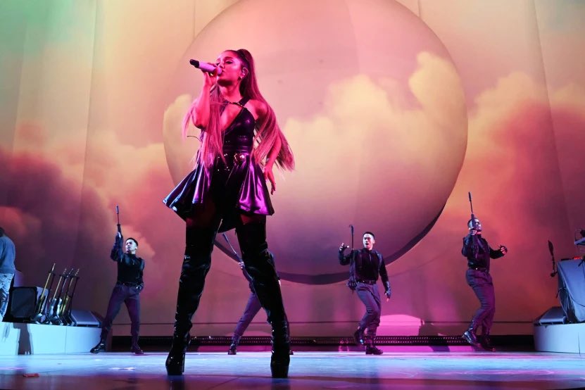 misskrisgrande's tweet photo. “welcome to the sweetener world tour” https://t.co/TmXstycV67