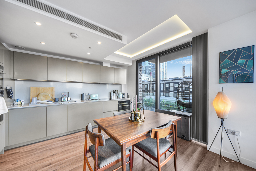 ChaseEvansLtd's tweet photo. New #forsale @ #Aldgate is this splendid 2-beds, 2-baths #property, part of the #luxury #GoodmansFields development, walking to the City. Close to #Crossrail @ Whitechapel. See more here: https://t.co/8L8qsyDOcq https://t.co/MJ7pmLHqAE