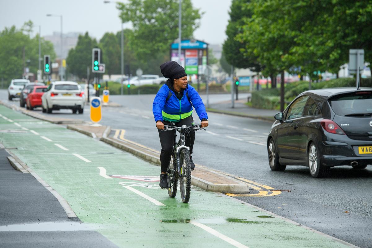 WeAreCyclingUK's tweet photo. Cycle lanes cut congestion. Did you know UK road users lose approx 115 hours and £894 a year to traffic jams? When people ride rather than drive, it frees up space on our streets.

If you believe in the bike lane benefits, join our Cycle Advocacy Network: https://t.co/yfDaC059OM https://t.co/wpPEZlnMD0