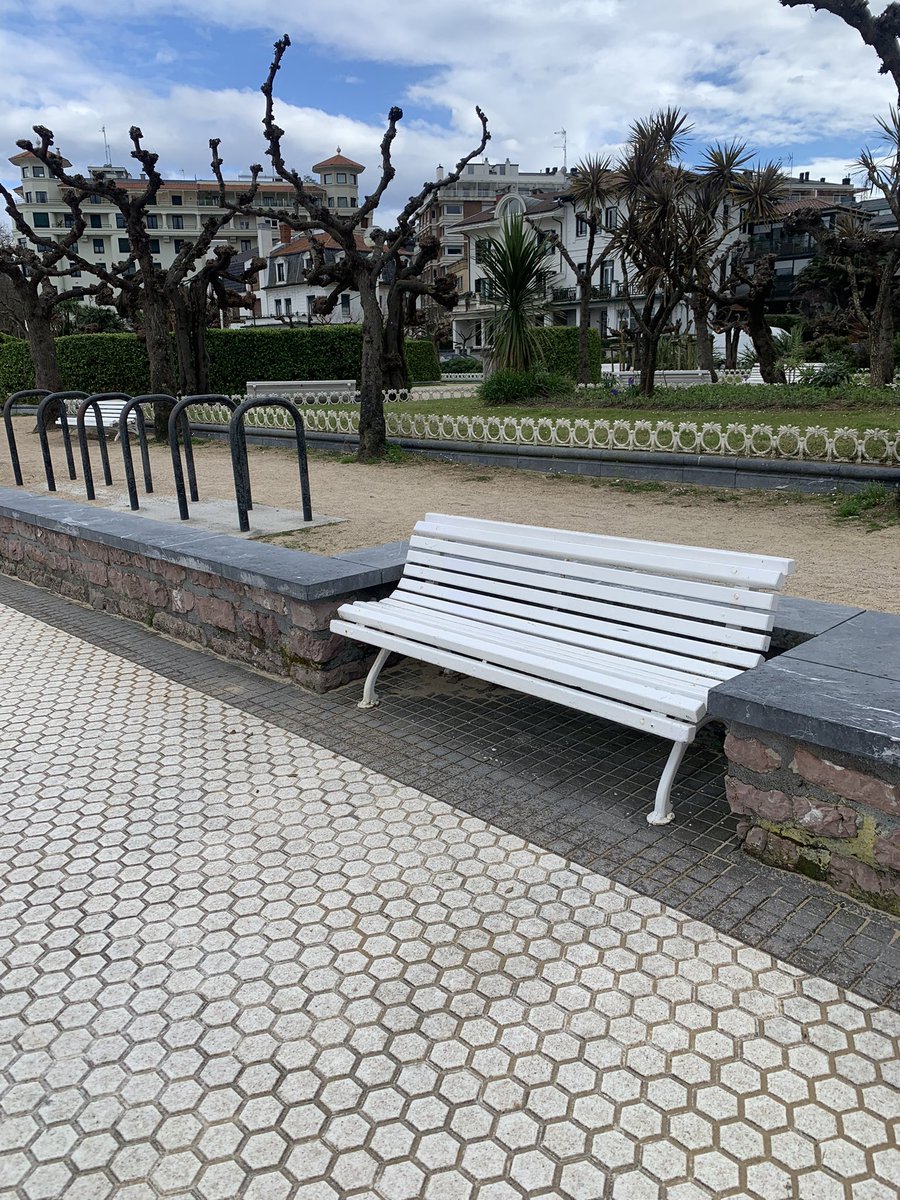 elenaaranda009's tweet photo. Si alguien se ha encontrado hoy 18 de marzo una cámara analógica con una funda negra para colgar al cuello en este banco de la playa de Ondarreta, Donosti entre 15.00 - 16.00 de la tarde, que contacte conmigo. La cámara me la regaló mi abuelo y es antigua. DIFUSIÓN PORFAVOR 🙏🏼 https://t.co/XZvC1d15I8