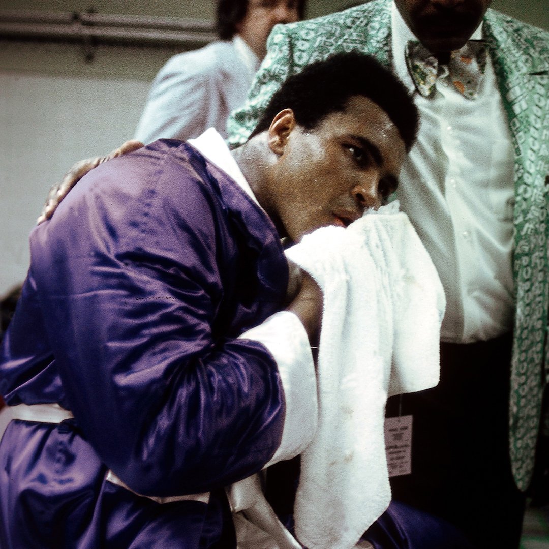 Muhammad Ali icing down his broken jaw injury in the dressing room after losing his fight to Ken Norton.

📸: @LeiferNeil 

#MuhammadAli #Icon #Boxing #Fight #NeilLeifer #Injury #KenNorton