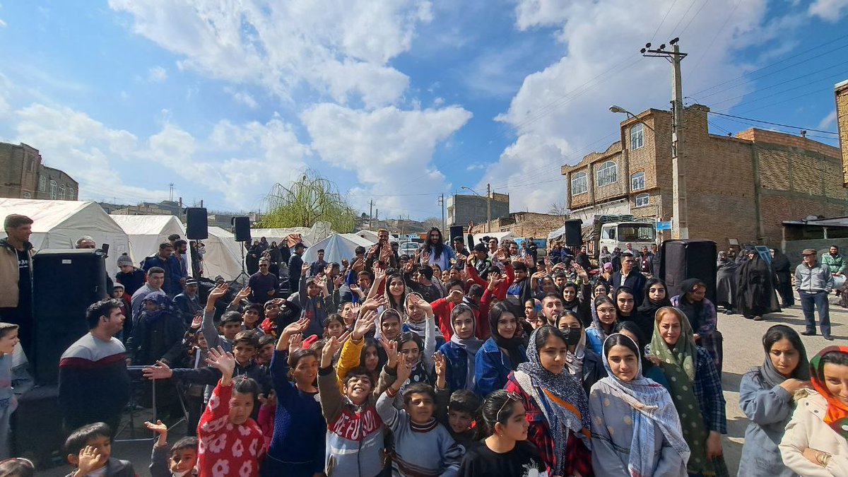 blueheart_83's tweet photo. تا این حد از مردمیو خاکی بودن بگم که بدون اطلاع قبلی با اتوبوس اومدنو با اجراعو هدیه هاشون دل این بچهارو(مردم  زلزله زده خوی) شاد کردنو با این تاکسی زرداهم رفتن
#ماکان_بند 
#خوی https://t.co/SPQDd8025H