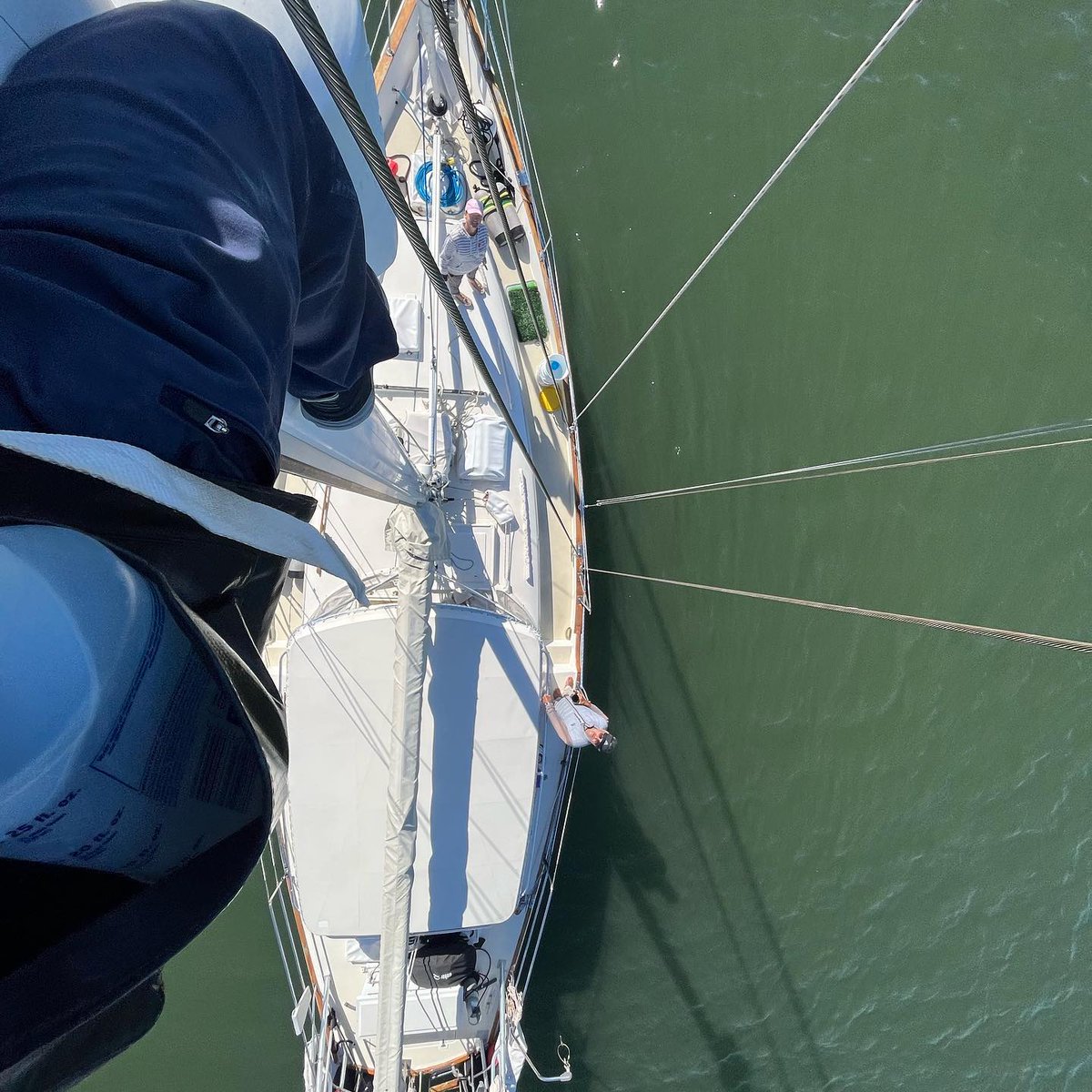 blueturtleatsea's tweet photo. 📸 From Instagram: Randy recently had his first trip up our mast on Blue Turtle. We had our friend Chuck (who we met at Brunswick Marina) over to help us out this fir... https://t.co/PH0ePKdzFJ