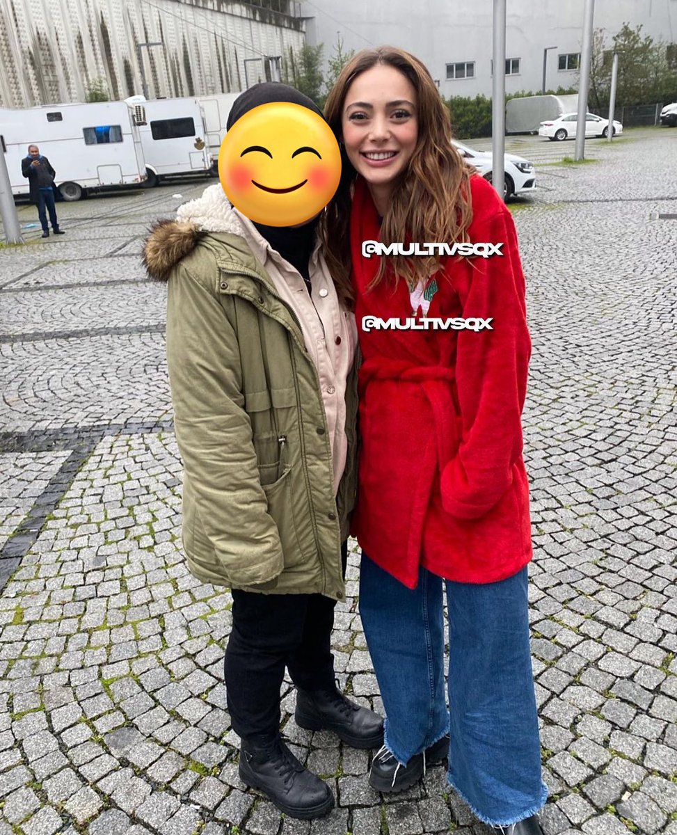 rsoyyturk_news's tweet photo. Rabia Soytürk bugün #VedaMektubu setinden bir hayranıyla📌

#RabiaSoytürk || @rsoyyturk https://t.co/LfVSnWSTqb