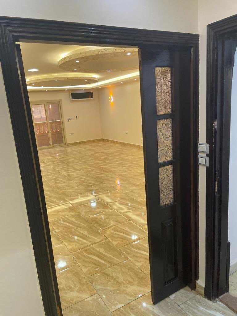 للبيع شقتين في نفس الطابق متاح فتحهم في بعض في مصر المهندسين ناحية نادي الصيد و جامعة الدول مساحة كل شقة 225 م عبارة 3 غرف و 3 حمام و رسبشن كبيير لكل شقة الطابق الثاني فوق الميزان و موقع جداً مميز للاستخدام السكني و الاستثماري و ايضاً الاداري .
#مصر #الاستثمار_العقاري