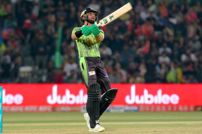 SHAHEEN SHAH AFRIDI WITH A CAPTAIN'S INNINGS 🔥

The Lahore Qalandars' skipper has smashed 44 runs off just 15 balls, five Sixes in his knock too. He came in with the team was in trouble, and he has taken them to safety.

#LQvsMS #HBLPSL2023 #ShaheenShahAfridi