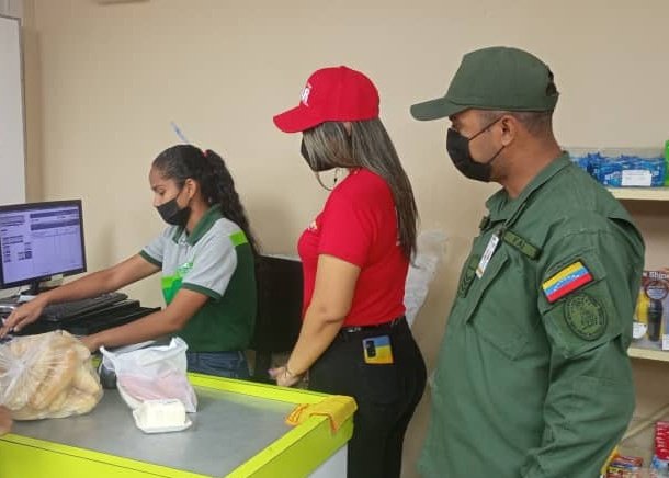 SENIAT_Oficial's tweet photo. Mediante un operativo de presencia fiscal, servidores públicos del @SENIATRCO abordan establecimientos comerciales en #Lara #Yaracuy y #Portuguesa para comprobar la emisión y exigencia de la #Factura e invitar a los contribuyentes a declarar y pagar el #ISLR. https://t.co/yChyKLvAkw