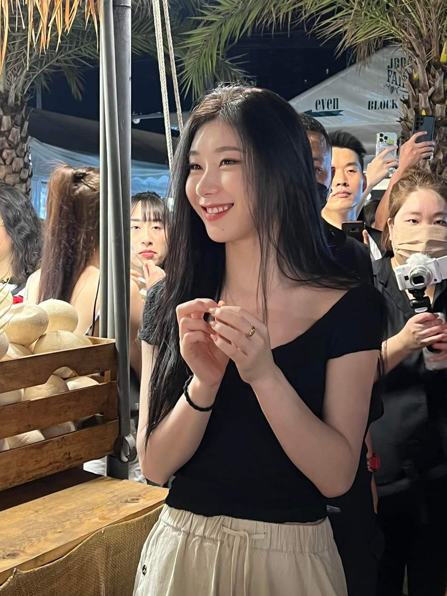 LCRuniverse's tweet photo. Awwww so gorgeous,Lee Chaeryeong ✨✨ https://t.co/nXTQjNbH9k