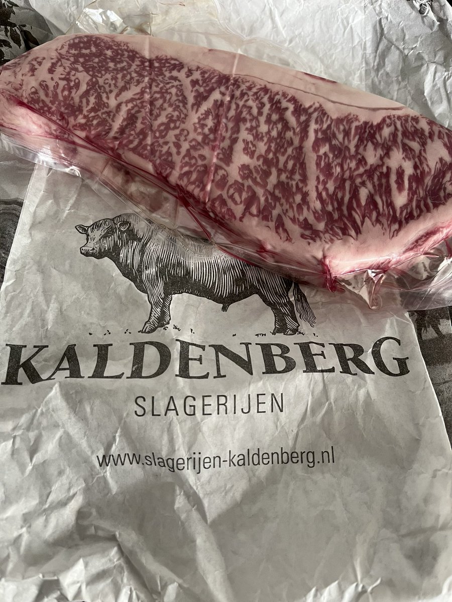 Straks deze Wagyu steak grillen op de KamadoBBQ 🔥🔥 BMS 8+ 👍🏻 #kaldenbergslagerijen @sligro