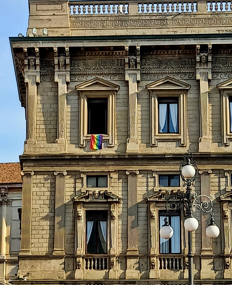 teledipendente_'s tweet photo. E poi c'è anche quella bandiera che svetta dall'alto, da una finestra di Palazzo Marino, su altre bandiere che colorano una piazza strapiena di gente. Quella bandiera che ha un significato quasi suo, oggi ancora più bello e importante..
#giulemani #fuorilepenne
#isentinelli https://t.co/8ualll87d4