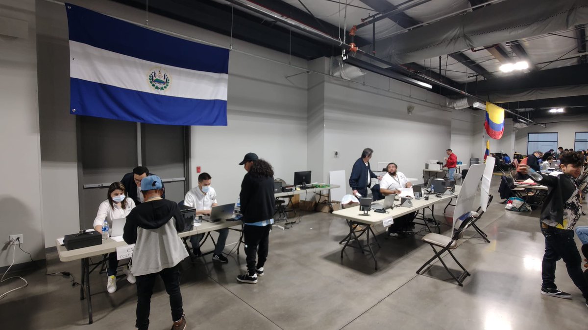 GaloBairdTV's tweet photo. Con una gran asistencia de personas y con la participación de Colombia, México, República Dominicana y El Salvador, se realiza en Charleston, Carolina del Sur, la Jornada Consular que empezó este sábado y terminará el domingo 19 de marzo.
📸 @CarlosCHolaNews https://t.co/xkK7t3rHeG