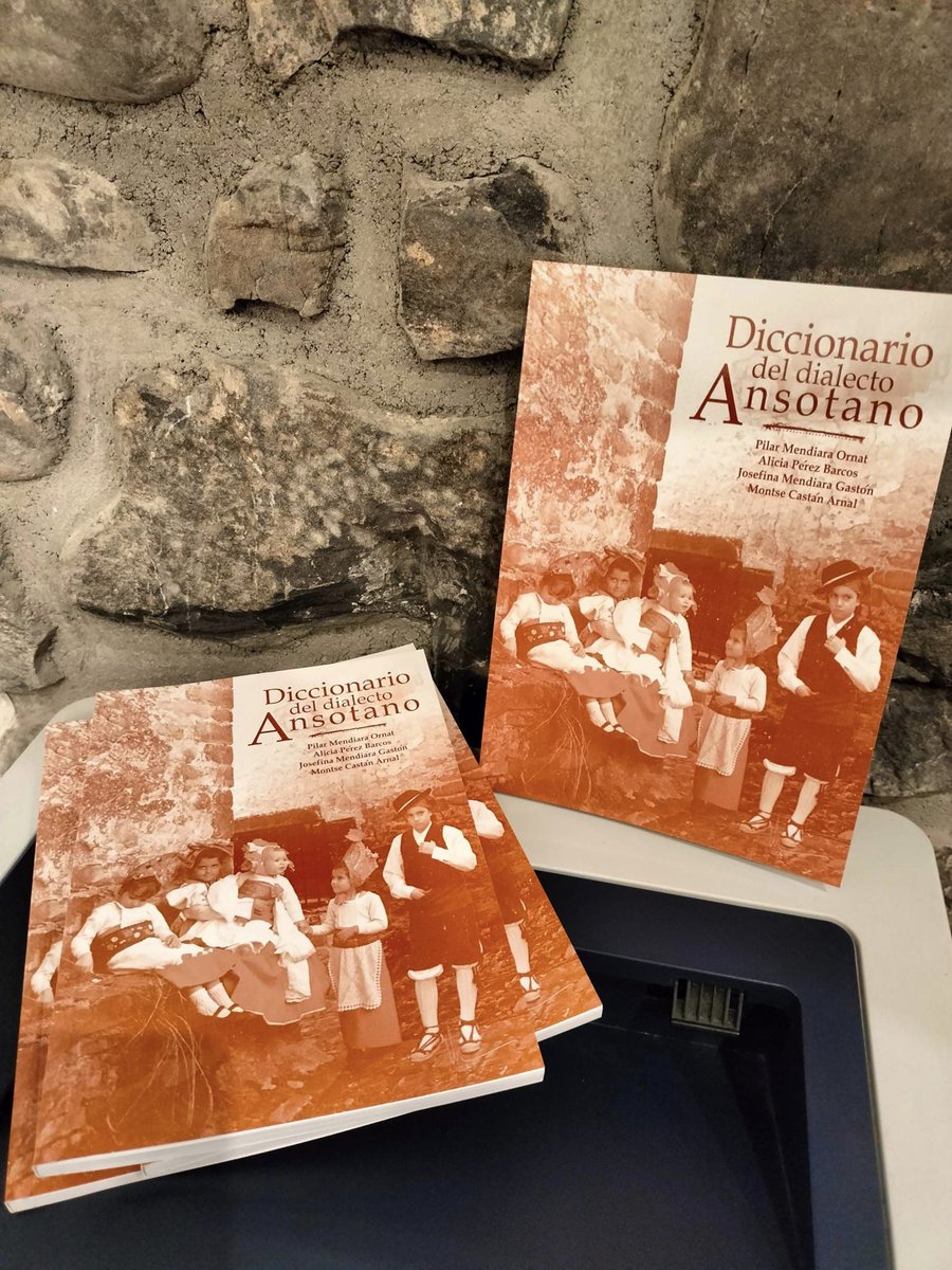 📚 ¡Volvemos a tener disponible el "#diccionario del dialecto #ansotano"!

Se ha vuelto a editar 👏 y están a la venta tanto en la Oficina de Turismo como en el Museo del Traje de #Ansó. No te quedes sin el tuyo 😉

#Cultura #ValleDeAnsó #Pirineo #Jacetania #Huesca #Aragón