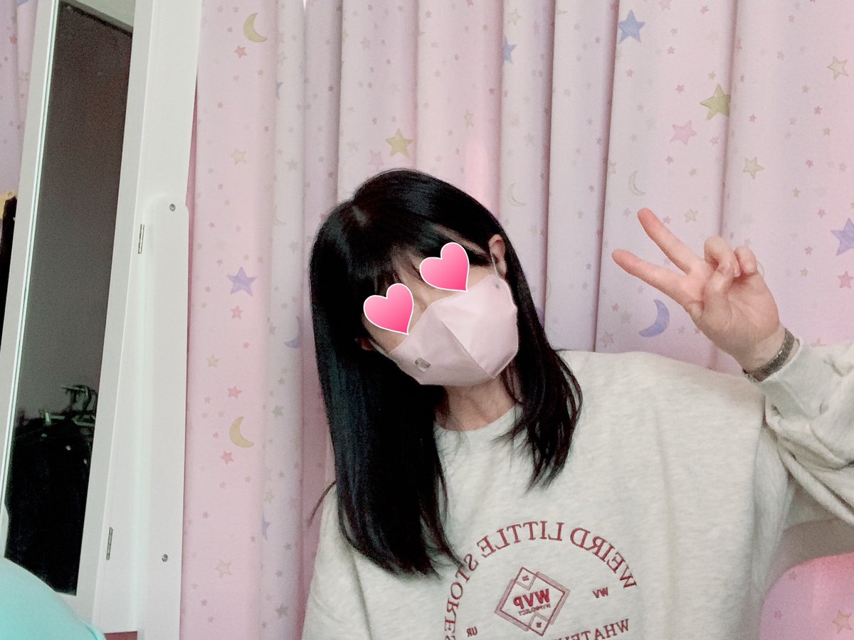 718yoko1's tweet photo. インライ マコちゃん・あやかちゃん・ニナちゃん 可愛かったね🌈 寒かったからニナちゃんがWV Pトレーナー 着てたね❣️
以前間違えて2枚買っちゃってSサイズが家で眠っているけど欲しい人いるかな?
裏起毛で暖かいから秋まで着れないけど… #NiziU #NiziUファッション #WVPROJECT #Pradise https://t.co/hCbMKZVq1b