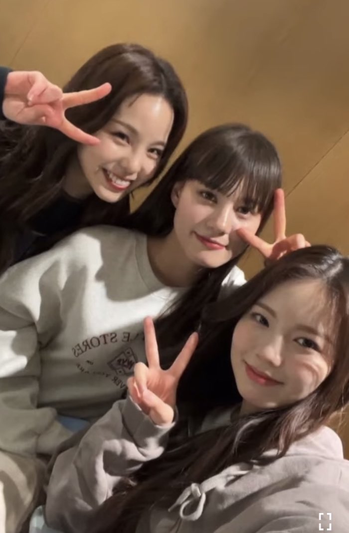 718yoko1's tweet photo. インライ マコちゃん・あやかちゃん・ニナちゃん 可愛かったね🌈 寒かったからニナちゃんがWV Pトレーナー 着てたね❣️
以前間違えて2枚買っちゃってSサイズが家で眠っているけど欲しい人いるかな?
裏起毛で暖かいから秋まで着れないけど… #NiziU #NiziUファッション #WVPROJECT #Pradise https://t.co/hCbMKZVq1b