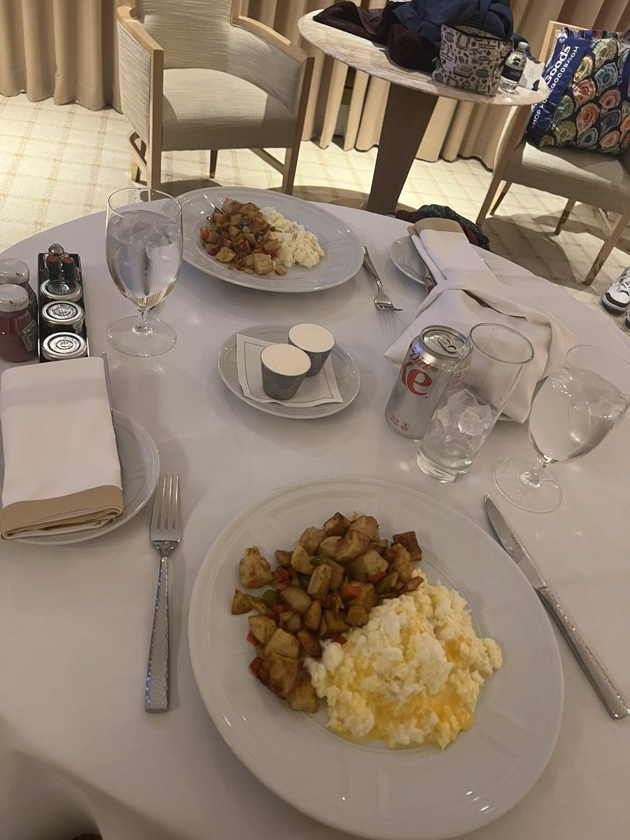 smars319's tweet photo. Breakfast in bed and a calm before the craziness of the day. @mikey2gunzz #birthdayshenanigans #birthdayweekend #encoreboston https://t.co/Yu4TUmRtwk