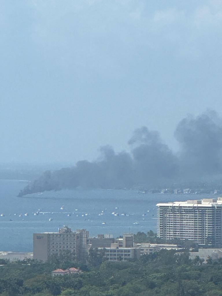 sirey's tweet photo. Fire onboard a boat, with a thick smoke cloud rising up. It appears to come from a boat close to coconut grove marina. #fire #boatfire https://t.co/fF4K8TV0Nz