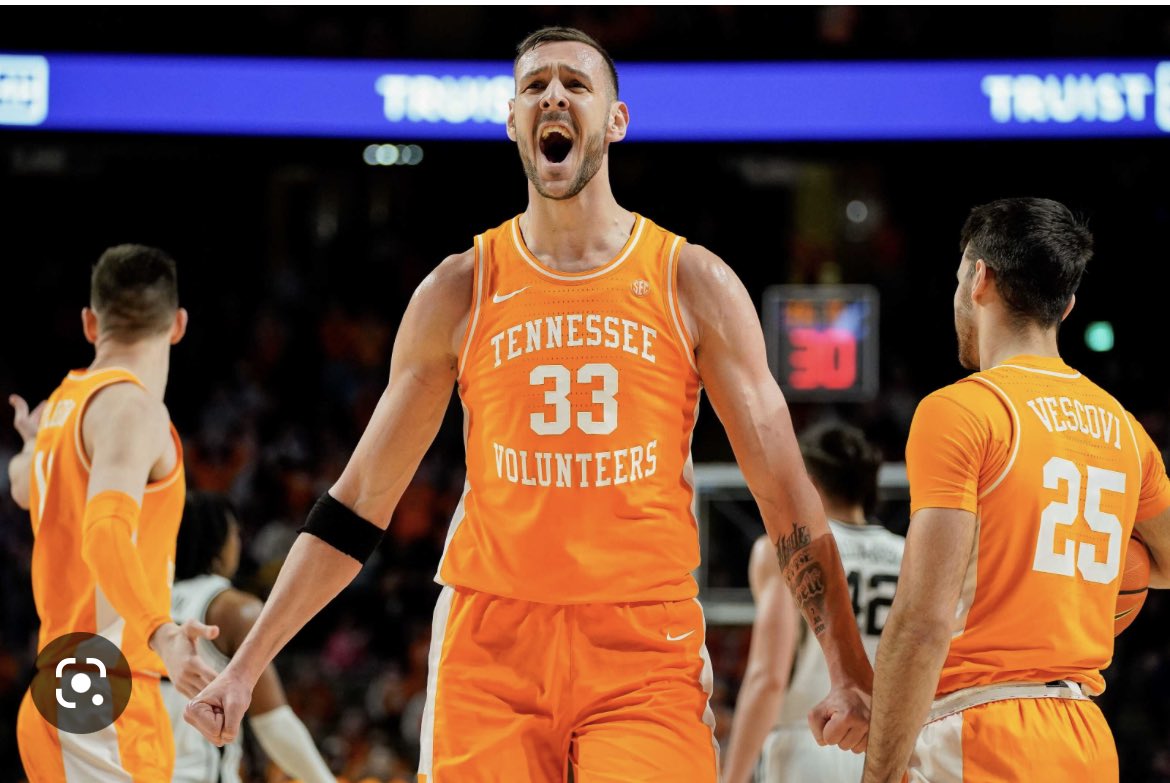 Is this how it works <a href="/jrob819/">Jordan Robinson</a> <a href="/Machoniss/">Sam</a> #cornerbar@2