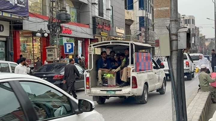 fixitpak's tweet photo. پولیس گردی نامنظور
فکس اٹ پشاور کے چیف عدنان خان کو اُن کی ٹیم کے ہمراہ گرفتار کر لیا گیا۔
جرم یہ ہے کہ یہ رضاکار فلاحی کاموں کے لئے چندہ اکھٹا کر رہے ہیں ۔
#FixitPeshawar 
#Fixit https://t.co/CMdUl0rU3v