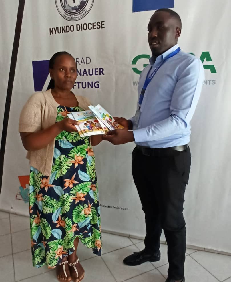RCBORwanda's tweet photo. L'équipe de RCBO en train de distribuer le magazine pour enfants Karame en Français dans les bibliothèques communautaires de 4 provinces du Rwanda. Cette initiative a été financée par @ambafrancerwa @IF_Rwanda https://t.co/HdeWDM97D0