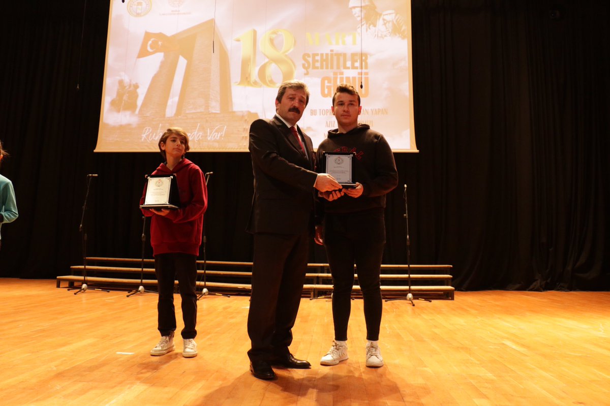 RUHUMUZDA VAR❗️
ÇANAKKALE! 🇹🇷
📌Ödül Töreni

18 Mart #ÇanakkaleZaferi'mizin 108. Yıl Dönümü çerçevesinde <a href="/mentesemem/">Menteşe İlçe Milli Eğitim Müdürlüğü</a> tarafından düzenlenen yarışmalarda dereceye giren öğrencilere ödülleri Muğla Valisi Sn. Orhan TAVLI tarafından takdim edildi.

<a href="/tcmeb/">Millî Eğitim Bakanlığı</a> <a href="/tcmuglavaliligi/">Muğla Valiliği</a> <a href="/emrecay55/">Emre ÇAY</a>