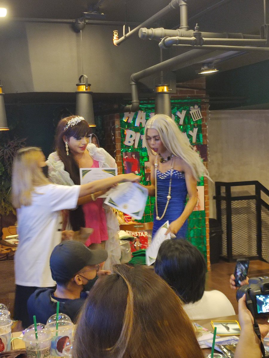 _454712_'s tweet photo. Bom and CL maritesan time . 🤣😍

Happy Birthday Park Bom!🎂💐
#ForeverSpringWithParkBom #parkbom #bom #2NE1 @haroobomkum @chaelinCL @BOMphilippines https://t.co/79AD9HWdDq