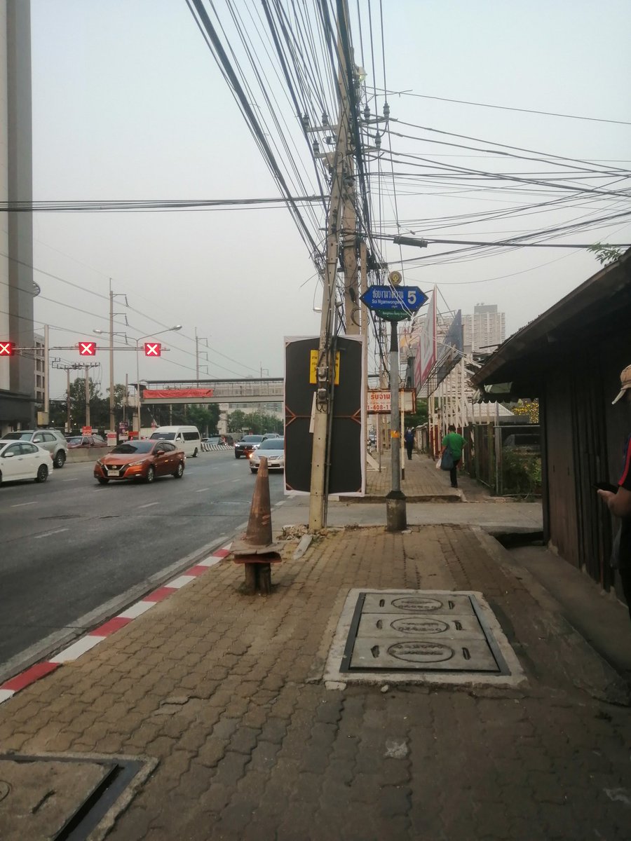 chaowanapreecha's tweet photo. ป้ายหาเสียง ติดแบบนี้��ูเหมือนไม่มีอะไร  แต่จริงๆคือ มองไม่เห็นรถเมล์เลย
แค่ติดป้ายยังไม่สำรวจให้ดีก่อนเลย 😓

#ภูมิใจไทย #เลือกตั้ง2566 #ป้ายหาเสียง https://t.co/TDfRE1htNv