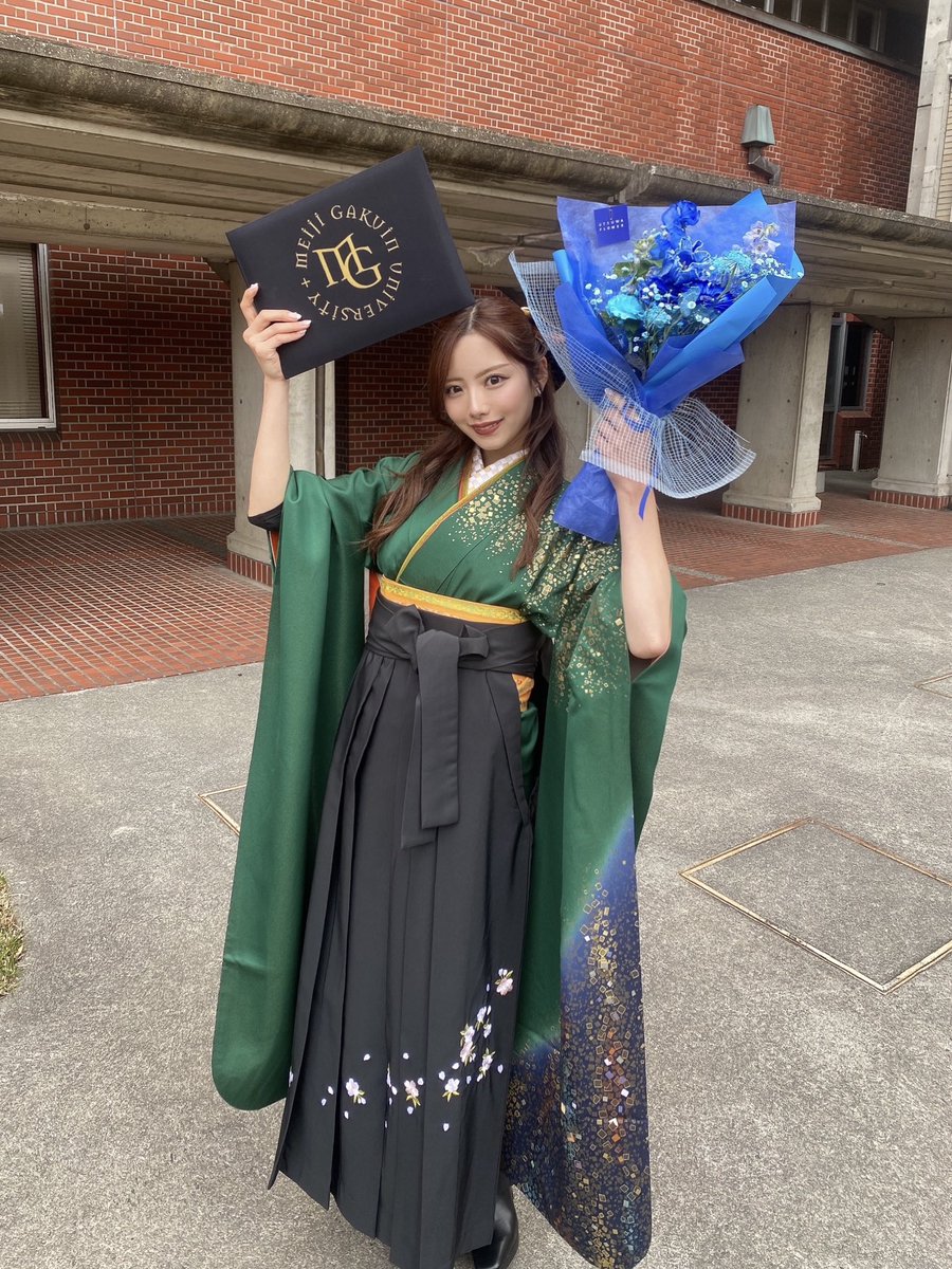 hellochiruchiru's tweet photo. 無事に大学卒業できました🎓🌸

大切な思い出がたくさん詰まった4年間🥰

関わってくださった皆さまありがとうございました🦋🌹

 #明治学院大学 https://t.co/Q8jqzRxgXx