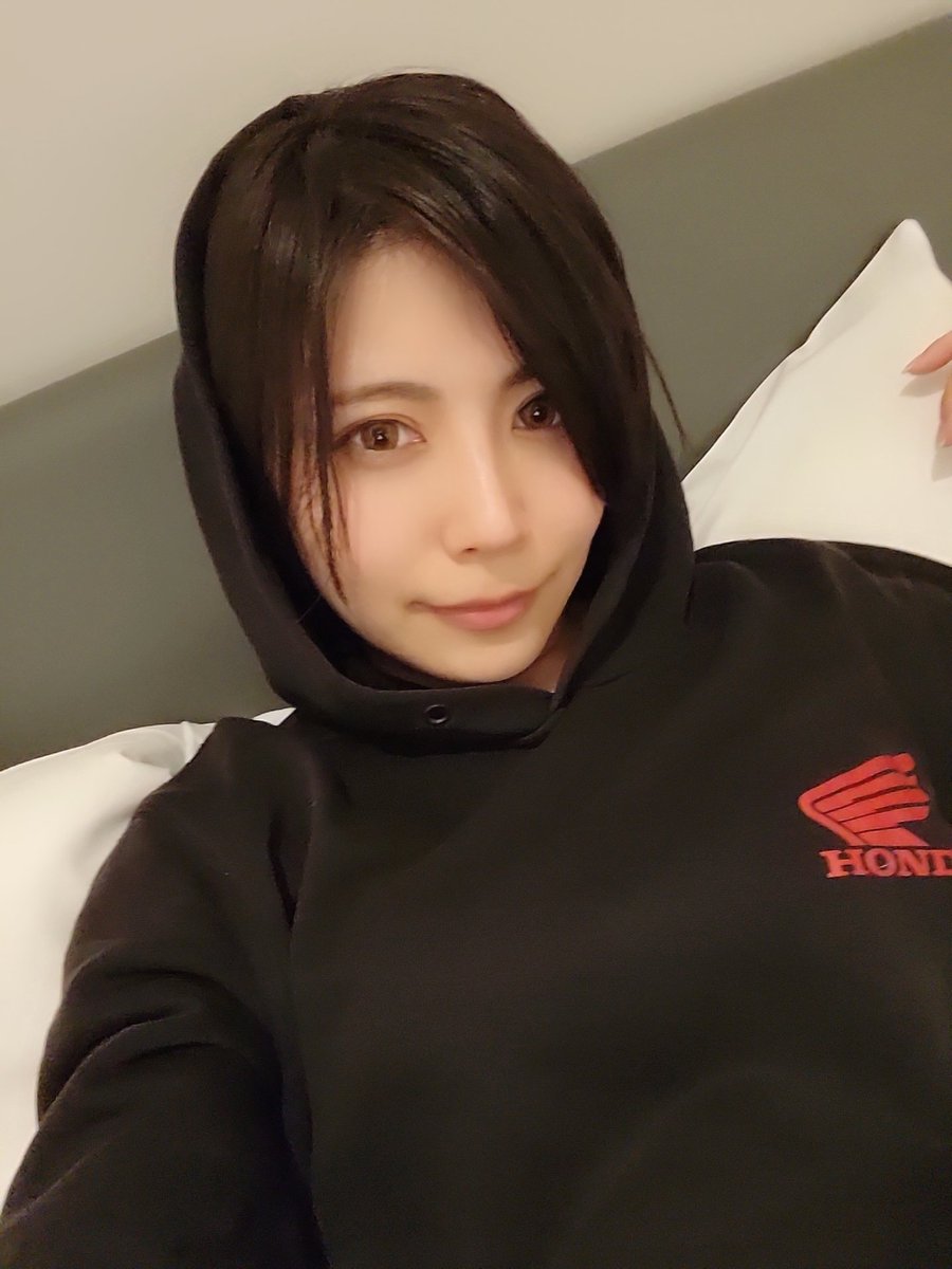 kyomoto_fu's tweet image. 本日は朝から雨だったのにたくさんの方が来てくださいました！
朝から会いに来てくれたファンの方、差し入れくださった方、ありがとうございました🙇‍♂️
明日はメリーゴーランドの方でお待ちしてます🎠💕
#OMCS #大阪モーターサイクルショー 
#HONDA