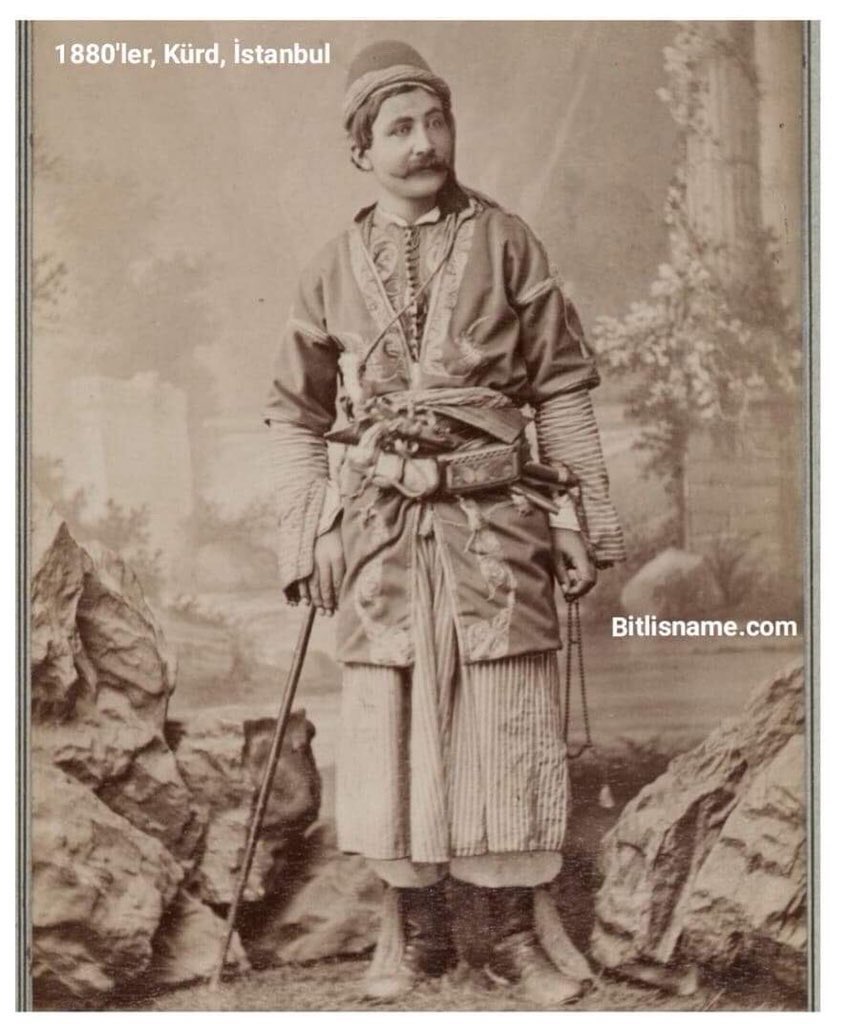1880, Geleneksel kıyafetler içerisinde Kürt erkeği, İstanbul ‘Şeytan Öldüren Kürt Hançeri’ belinde... Elinde tuttuğu büyük tesbih bugün bile Kürtler arasında çok yaygındır.