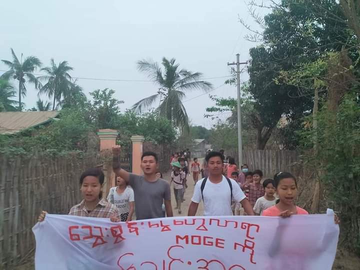 miN13700's tweet photo. The protesters of "Our village searching for no savior" strike &amp; Students &amp; Youths strike in Yinmarbin township held their daily anti-junta protest on March 18.

#LegalizationOfNUG
#2023Mar18Coup
#WhatsHappeningInMyanmar https://t.co/rvtlZ8rnk3
