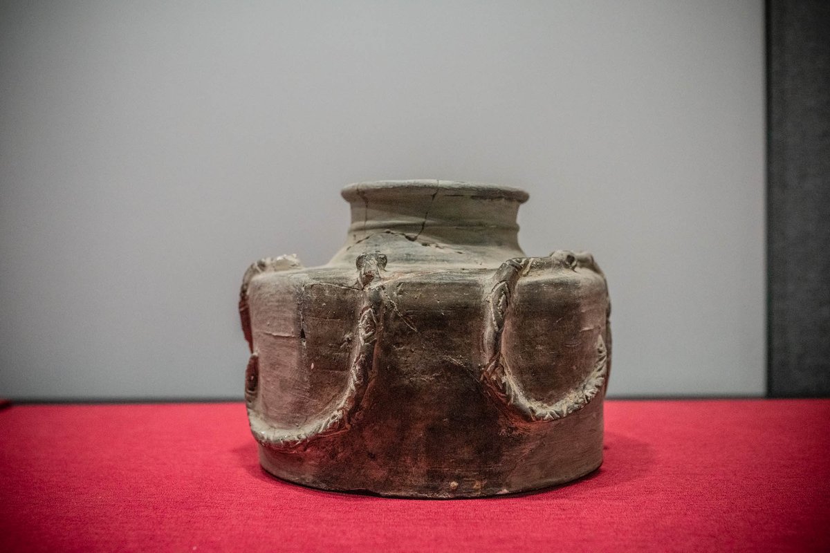 两周前去郑州看万青的时候还顺便去洛阳逛了下二里头夏都遗址博物馆，推荐一下，主要是路远，人少。遇到一个奶奶在展厅里指着一副人骨声如洪钟的跟她婴儿车里的孙子介绍人体各个部位，多好的假日带娃方式啊。