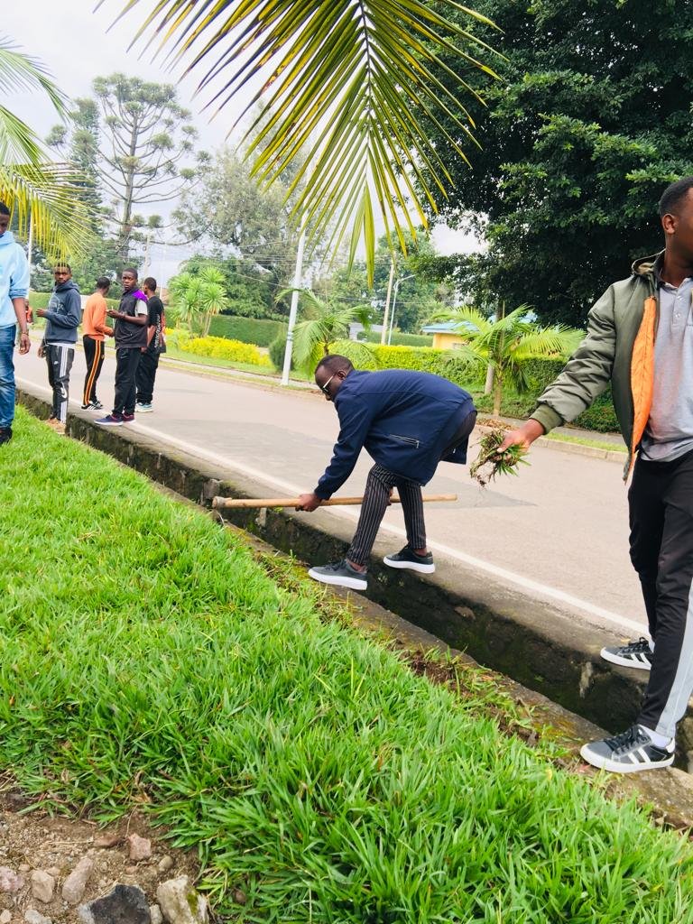 MusanzecollegSU's tweet photo. Uyu munsi @iprcmusanze_su
 n'urubyiruko rwo muri 
@IPRCMusanze
 rwifatanyije n'urundi rubyiruko rwo mu Karere ka 
@MusanzeDistrict, bakora #Umuganda wihariye w’urubyiruko ku rwibutso rwa Jenoside yakorewe Abatutsi 1994 mu Murenge wa Muhoza mu karere ka musanze 
@abem2002 https://t.co/Ls0M8OKF4g