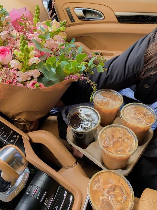 liviuuh's tweet image. flowers + coffee 🫶🏼
