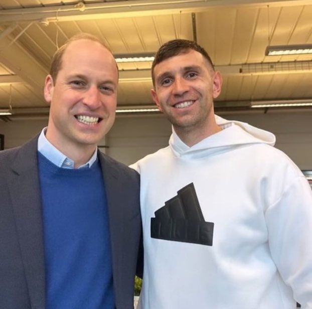 Fran_Casaretto_'s tweet photo. Los funcionarios K fueron a Ezeiza x la foto, fueron para hacer campaña y los jugadores no son boludos, saben a quien elegir para una foto, por eso se sacaron con Mauricio y ahora con William. Dibu no es kirchnerista, es argentino y eso no se lo bancan https://t.co/ur9Nu7dMMP