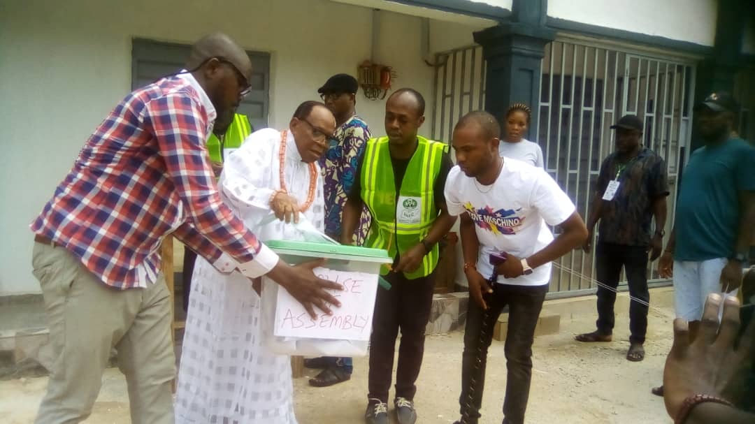 thesunnigeria's tweet photo. EDO POLLS: 94-year-old Chief David Edebiri, the Esongban of Benin Kingdom, voting at Unit 19, Ward 2 in Oredo LGA.
#EdoVotes
#NigeriaDecides2023 https://t.co/uB1GnK340k
