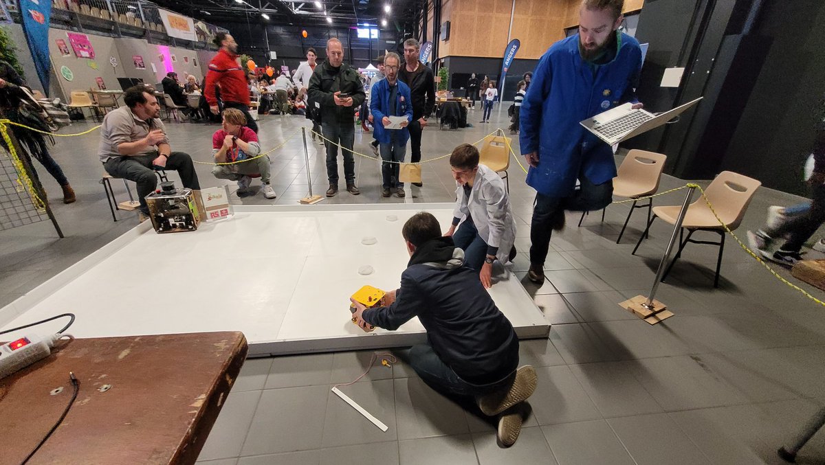 #CoupeRobotiqueJunior #Angers <a href="/PlaneteSciences/">Planète Sciences</a> L'équipe "Tout en Carton" profite de notre table de jeu pour tester.