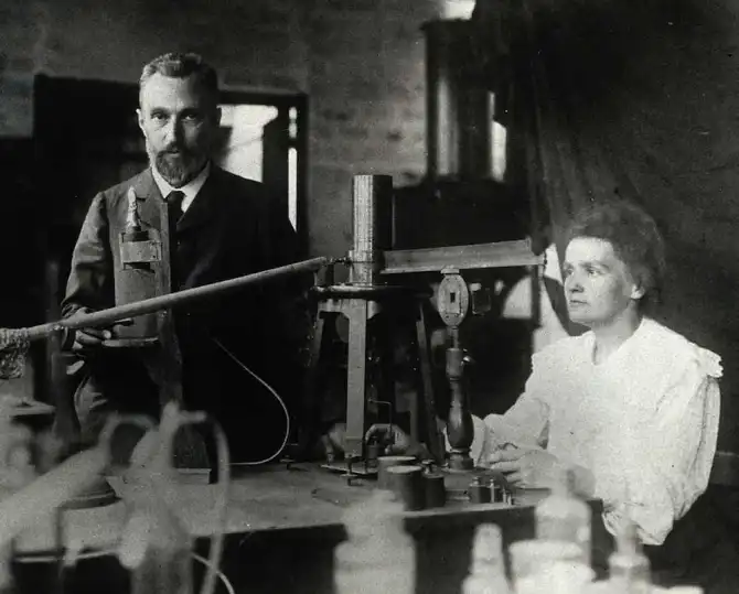 ale_vine's tweet photo. 🔸Por último, Marie Curie y Pierre Curie recibieron el #NobelDeFísica en 1903. En 1911 Marie Curie recibió el Premio Nobel de Química. Una de las hijas de Marie y Pierre Curie, Irène Joliot-Curie, recibió el Premio Nobel de Química en 1935 junto con su esposo Frédéric Joliot. https://t.co/BcqOtgvZgm