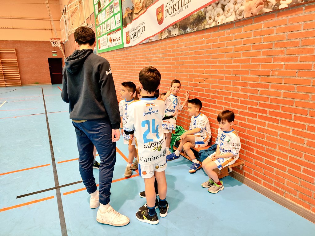 DeportesDip_Va's tweet photo. Balonmano 

📸 Imágenes del Polideportivo de @portilloayto donde se disputa la 13ªJornada del Campeonato Escolar de Balonmano bajo la atenta mirada del Diputado de Deportes @javiglezvega y la Jefa de Servicio María Rodríguez 

@DeportesDip_Va , @Dip_Va y @FCYLBM https://t.co/sx3CgpxxRF
