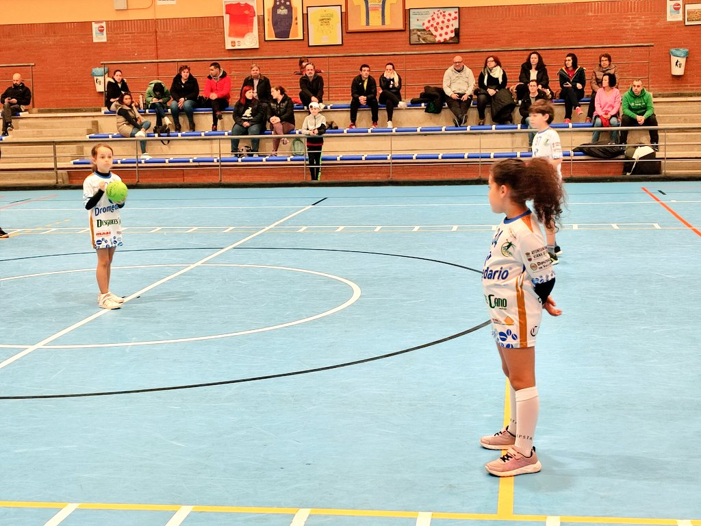 DeportesDip_Va's tweet photo. Balonmano 

📸 Imágenes del Polideportivo de @portilloayto donde se disputa la 13ªJornada del Campeonato Escolar de Balonmano bajo la atenta mirada del Diputado de Deportes @javiglezvega y la Jefa de Servicio María Rodríguez 

@DeportesDip_Va , @Dip_Va y @FCYLBM https://t.co/sx3CgpxxRF